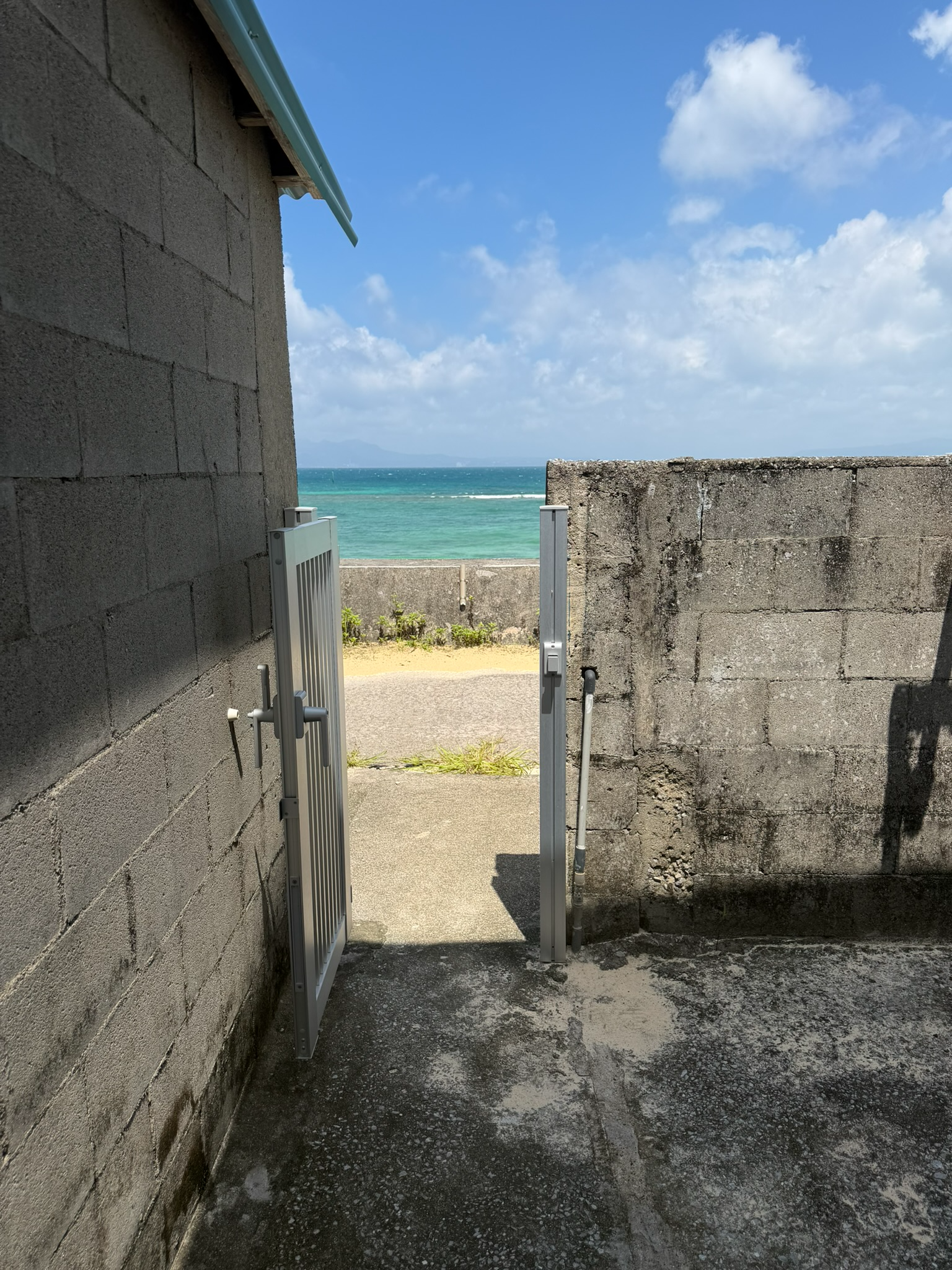 会場の海側の門を出ると、目の前に海。