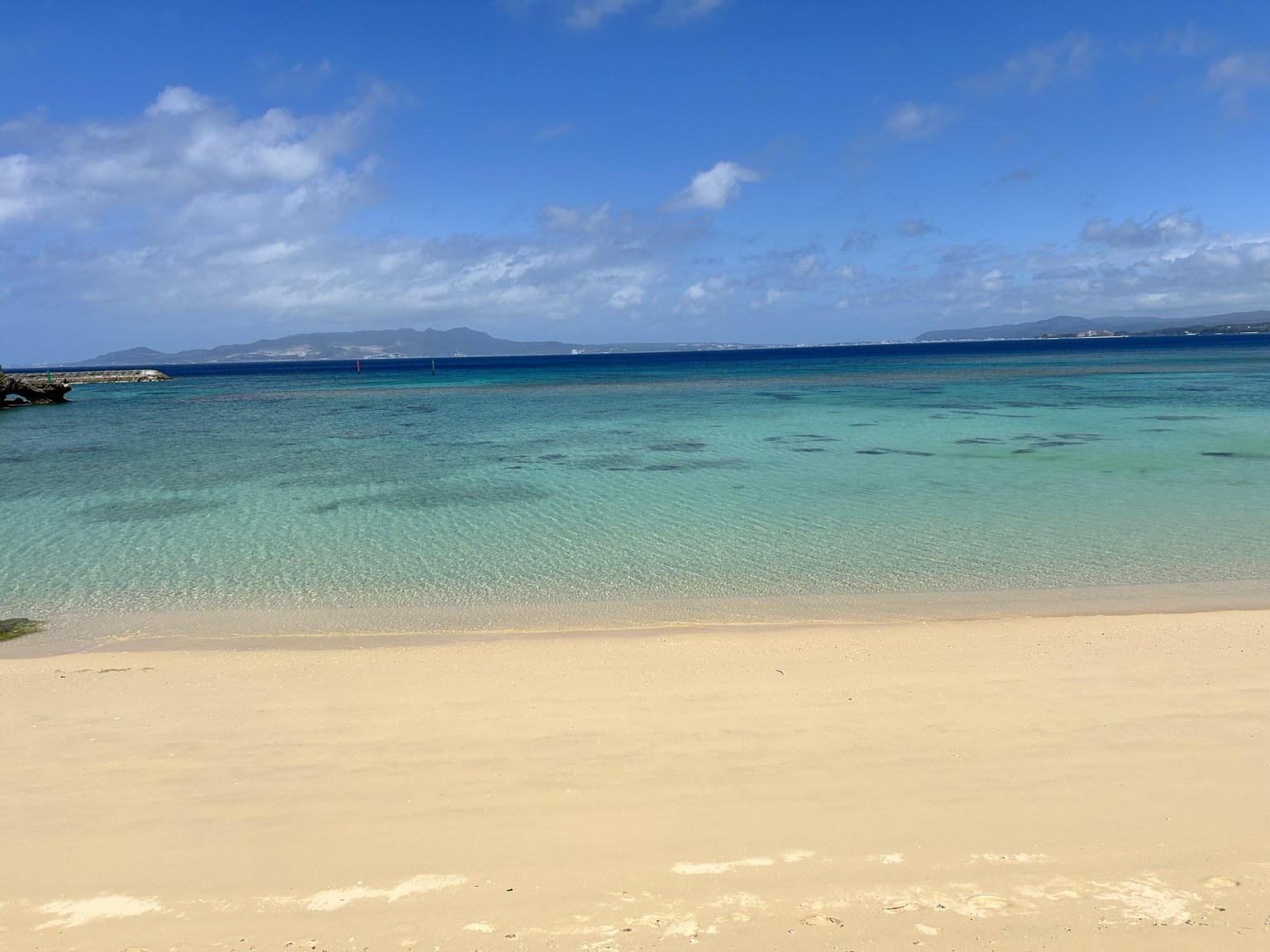 瀬良垣の白い砂浜と、目の前に広がる透き通った海